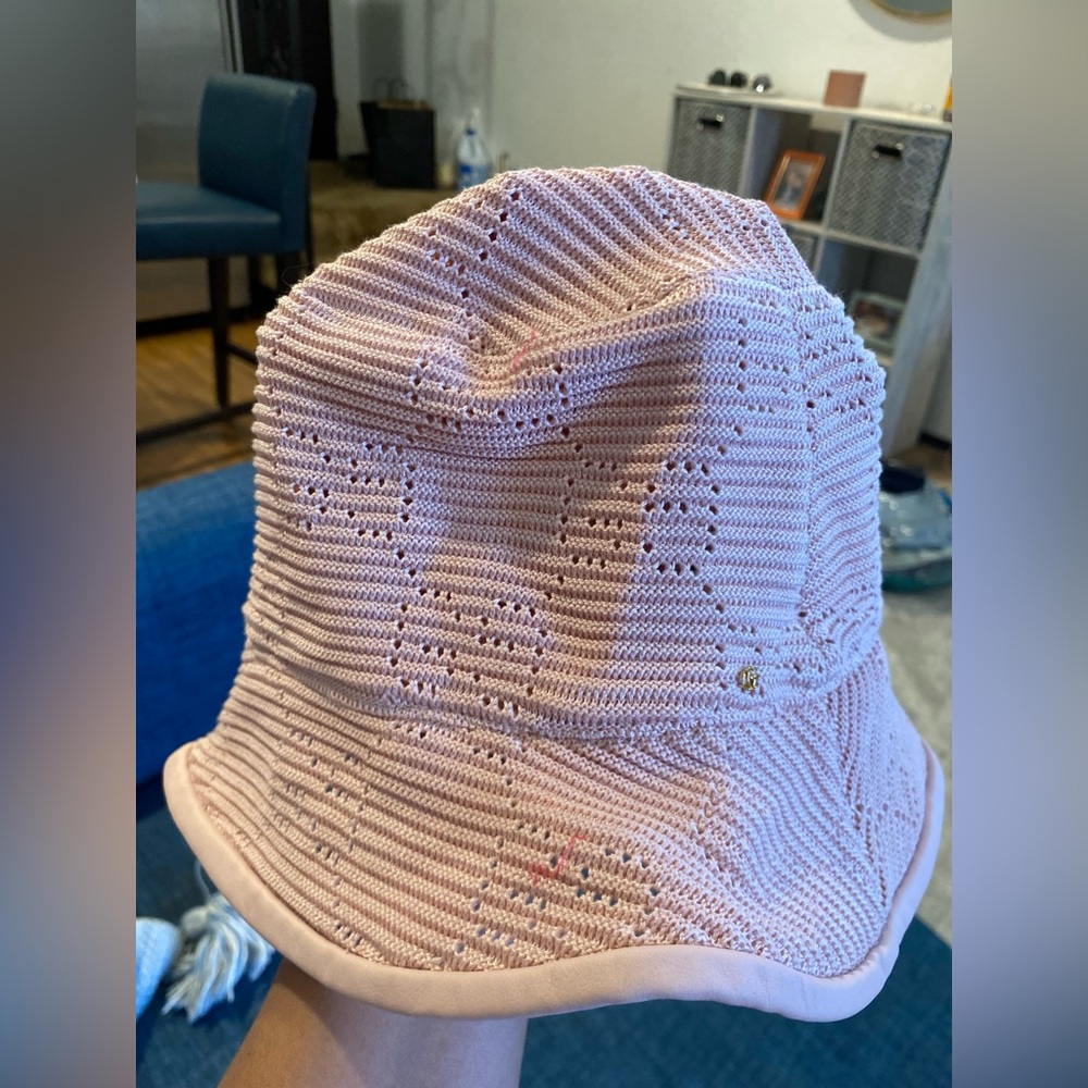 Authentic Gucci Malibu
Crocheted Bucket
Hat Pink M